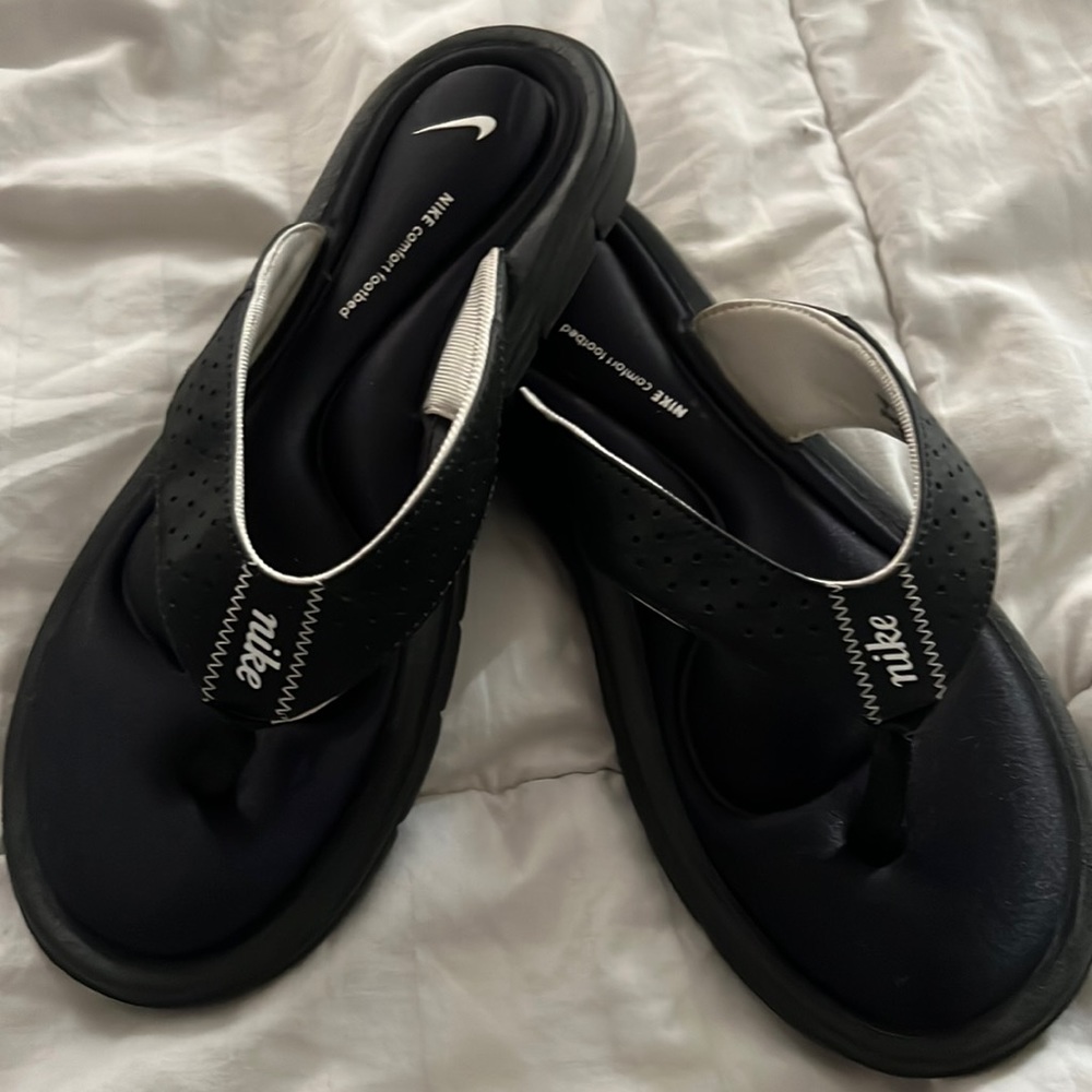 nike flip flops worn once very durable !